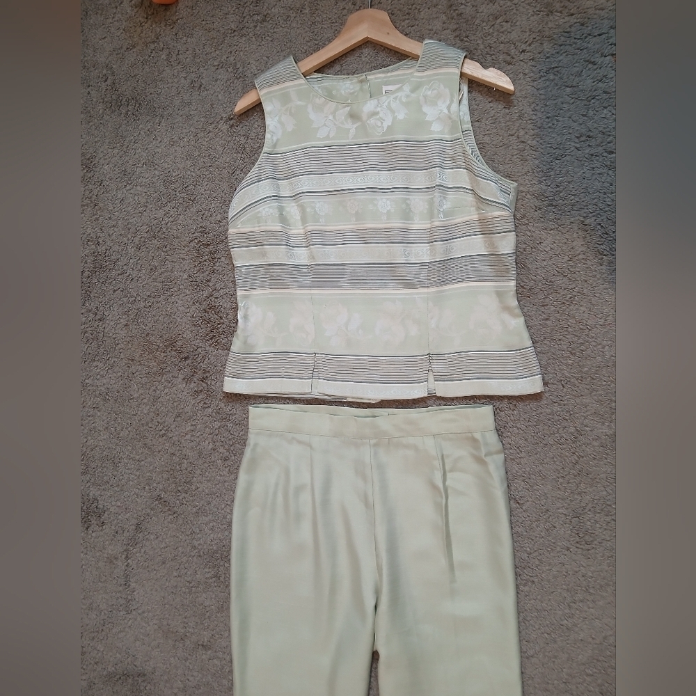 Elegant Women's Green Pantsuit - Picture 4 of 11